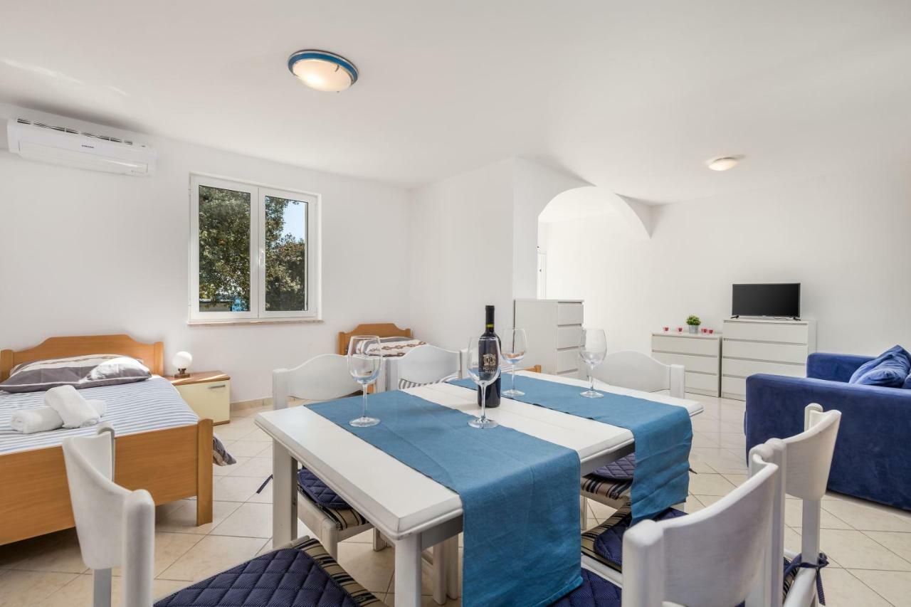 In Pinewood Near The Sea Apartment Mali Losinj