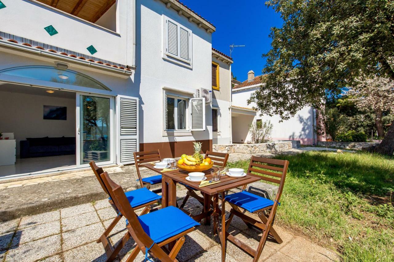 In Pinewood Near The Sea Apartment Mali Losinj