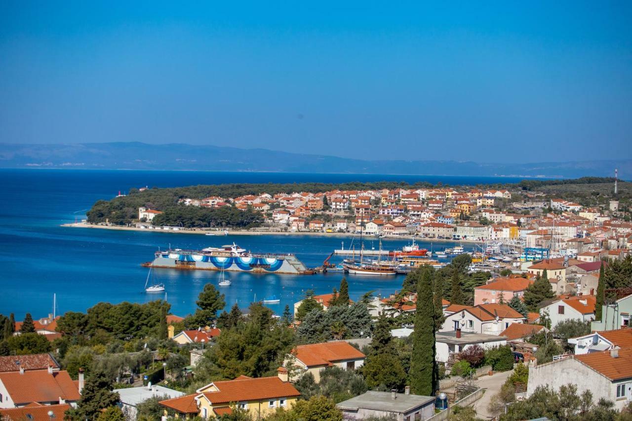 In Pinewood Near The Sea Apartment Mali Losinj