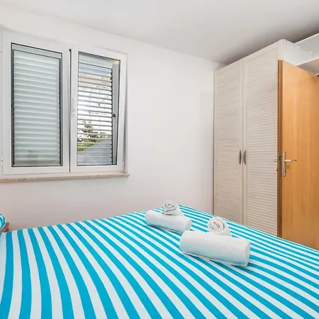 Apartments In Pinewood Near The Sea Mali Losinj Exterior photo