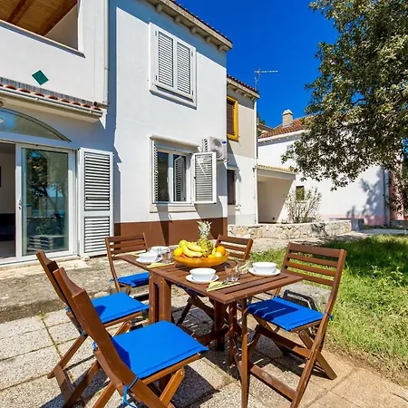 Apartments In Pinewood Near The Sea Mali Losinj Exterior photo