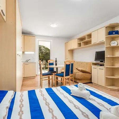 Apartments In Pinewood Near The Sea Mali Losinj Exterior photo