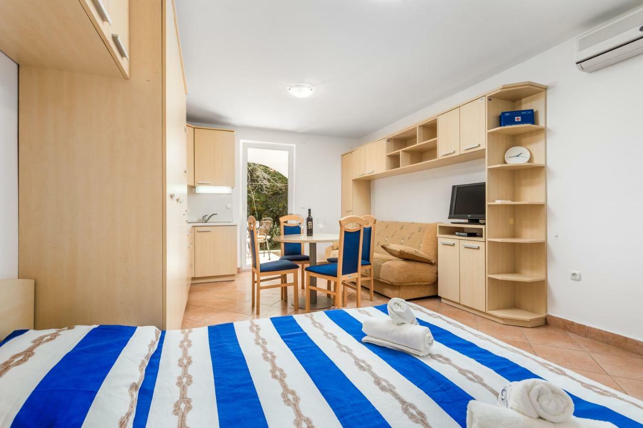 In Pinewood Near The Sea Apartman Mali Lošinj
